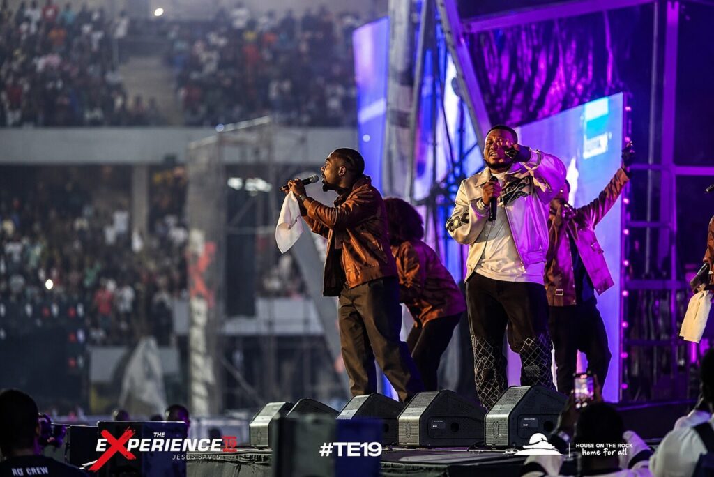 Prinx Emmanuel leading worship before a large congregation